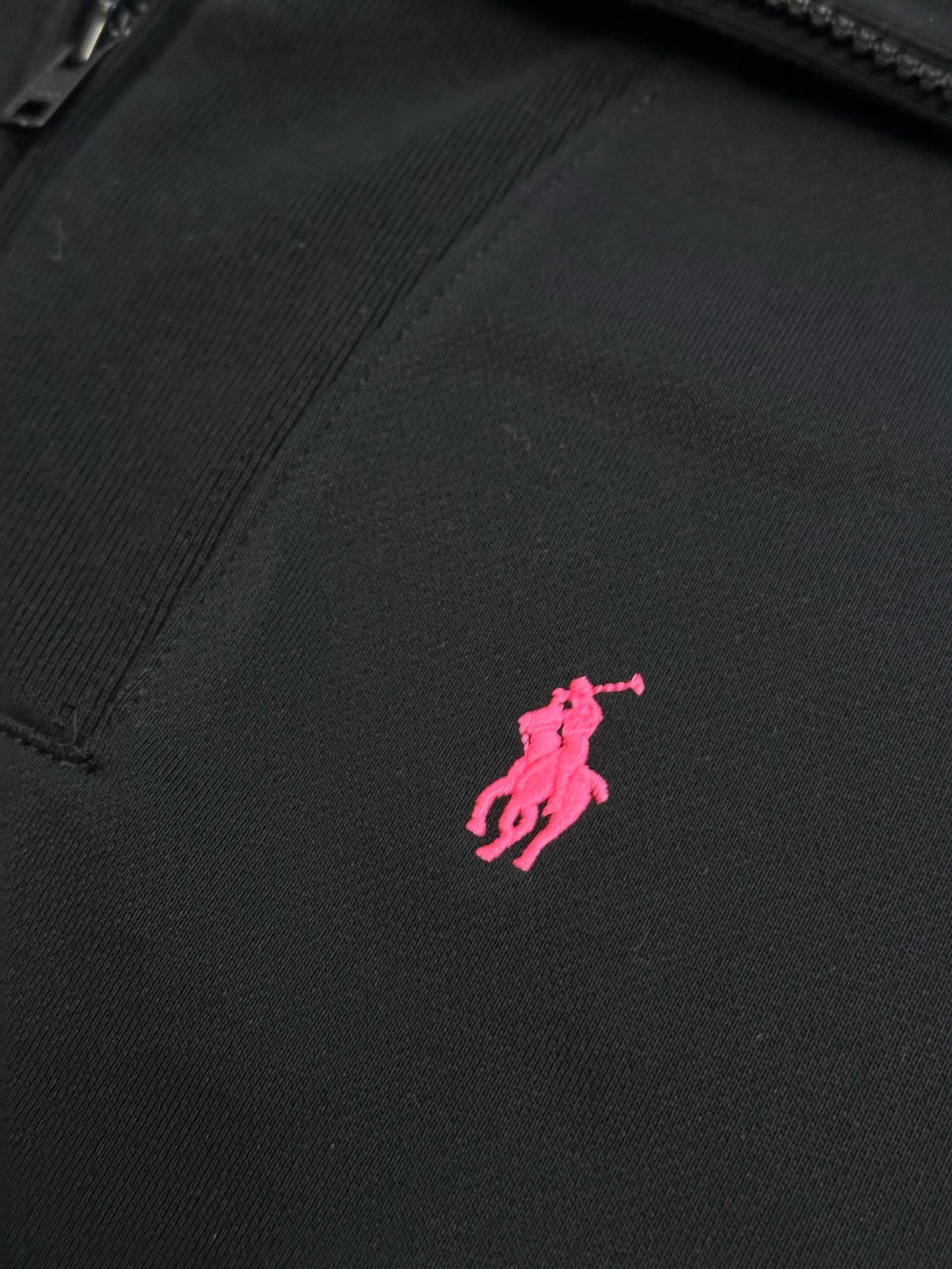 P440 Ralph Lauren Pink Label Half Turtleneck Sweatshirt Made of custom-made luxury cotton fleece composite, a touch of pink pony logo embroidery is embellished on the chest, and the back panel is embellished with the brand letters outlined in ivory white satin intarsia. The pink pony embroidery leaping in the center is the only color footnote in this black and white silent film.  Using imported machine appliqué embroidery technology, advanced computer control systems and precision mechanical components, Ralph Lauren appliqué embroidery operations are realized.  size：s m l xl